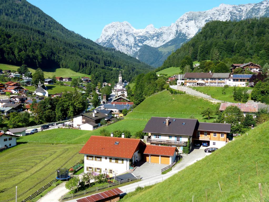 Ein Blick zur Wallfahrtskirche im Bergsteigerdorf Ramsau